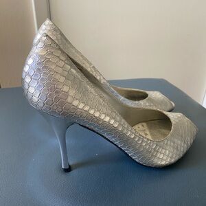 Vintage BCBG Girls peep toe silver pump